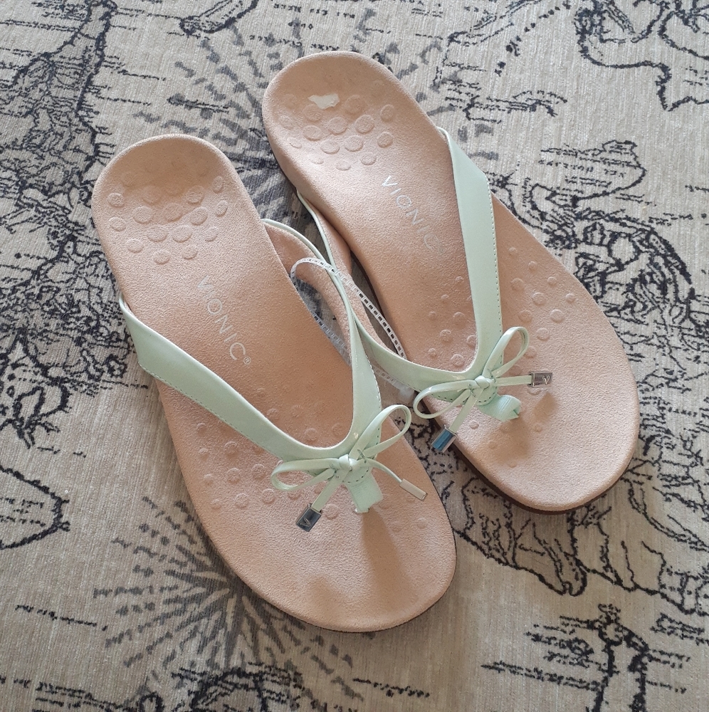 NWOT Vionic Sandals